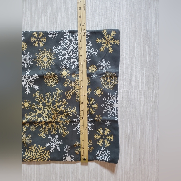 2 Cozy Fleece Throw Pillow Case Covers 17.5" Winter Merry Christmas Snow Flakes - Picture 6 of 8